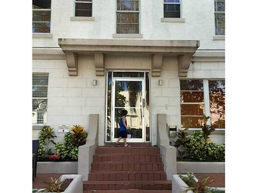 Completely remodeled a year ago, new flooring, new bathroom, new kitchen, new appliances. Close to restaurants, walking distance to the beach ,great location.