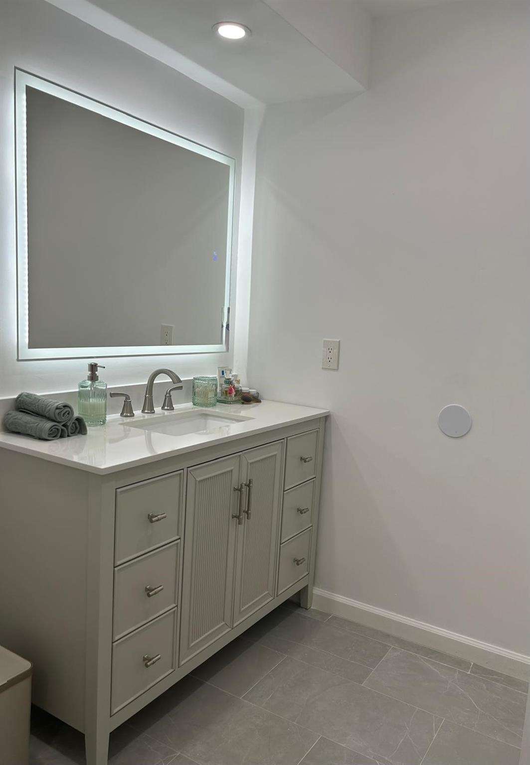 Country Club Apartments - Residential