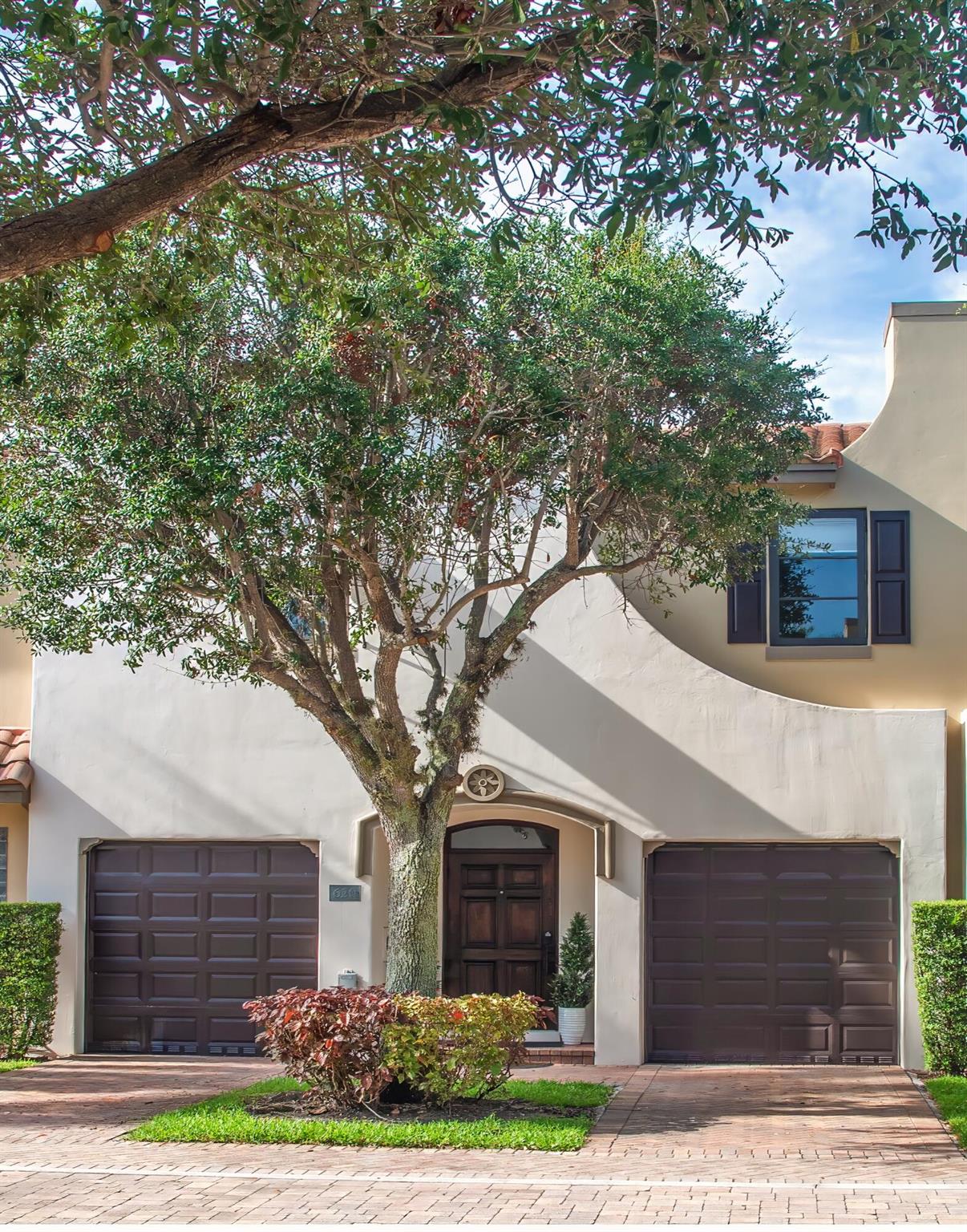Welcome to this beautiful 3bed 2.5 bath 2 Car Garage townhouse nestled along the serene intracoastal waterway. This stunning home offers a blend of comfort and elegance, ideal for both relaxation and entertainment. The open-concept living room featuring large windows. It's perfect for gatherings or cozy nights in. The kitchen boasts luxury stainless steel appliances, granite countertops, and ample storage. A breakfast bar offers a casual dining option. The master suite is generously sized, complete with an ensuite bath featuring a double vanity and a soaking tub. Large walk-in closet. The two additional bedrooms provide plenty of space for family or guests, with a well-appointed second bath. Generously sized laundry room. 2 1/2 Baths: The half bath on the main level adds convenience f