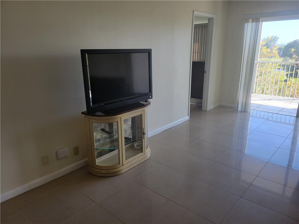 NO 8 PALM-AIRE COUNTRY CLUB - Residential Lease