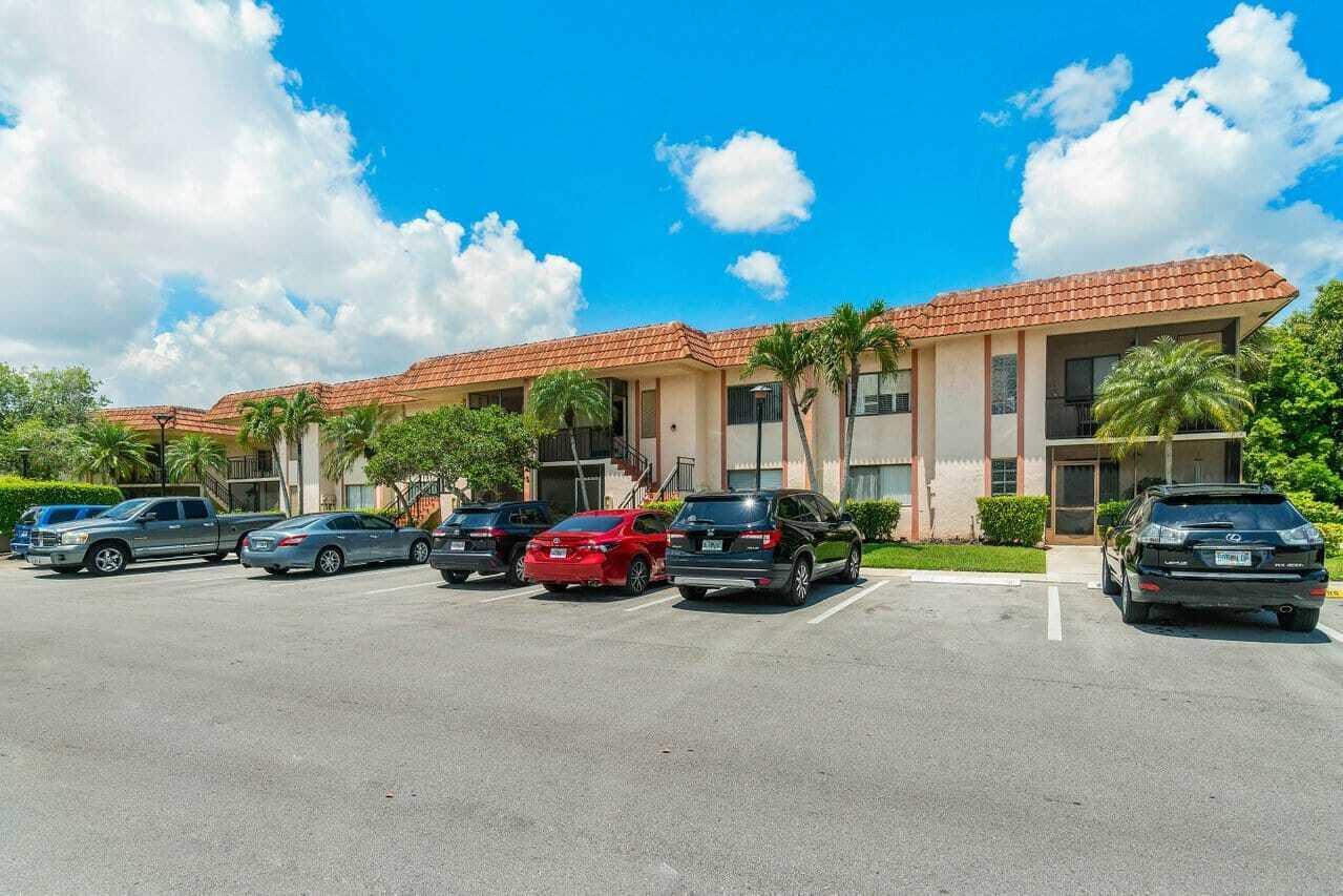 Fully Renovated Condo in Weston. Quartz countertops, new appliances, luxury vinyl flooring throughout . Spacious 2 bedrooms 2 baths with garden and canal views. Huge master bedroom, numerous storage closets. Washer and dryer inside unit. Parking space is conveniently located in front of the unit with guest parking available. In addition to the Community pool, you will have access to the Bonaventure Town Center Club which includes a large resort-style pool, modern gym, indoor basketball, bowling, and more ($315 annually). A+ Schools.