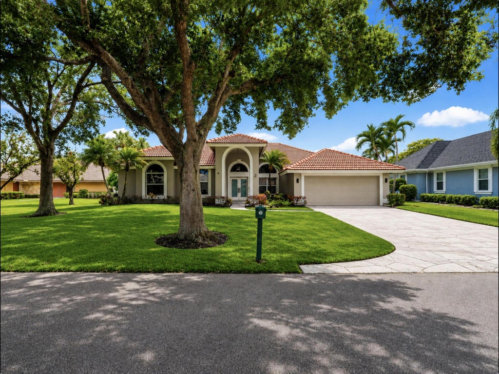 Photo of 2 Old Fence Road, Palm Beach Gardens, FL 33418 (MLS # B26022660)