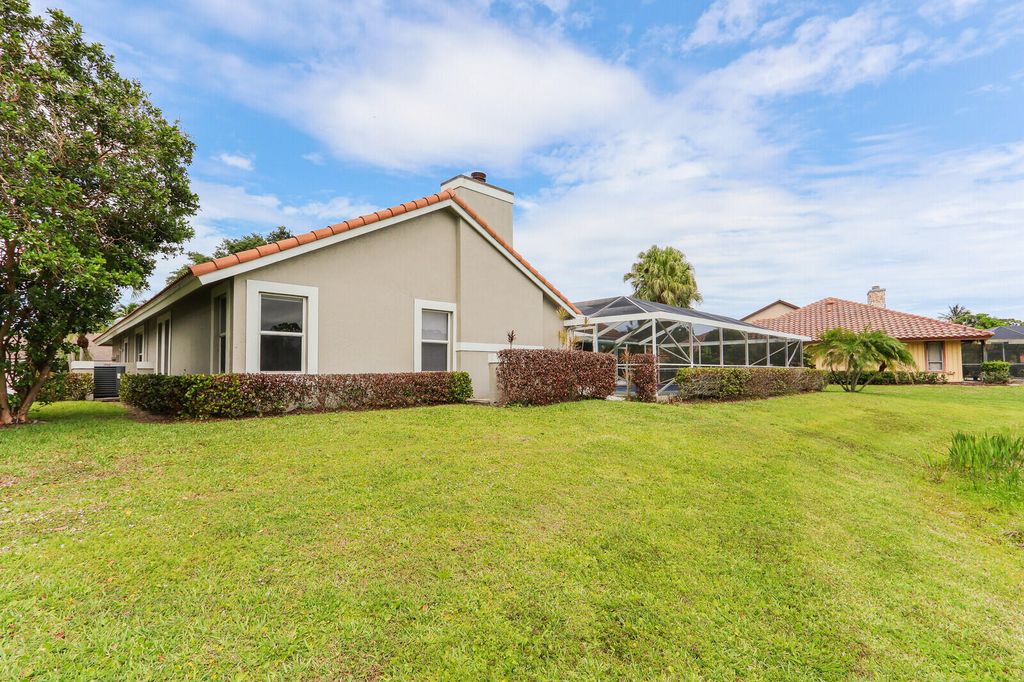 Photo of 2 Old Fence Road, Palm Beach Gardens, FL 33418 (MLS # B26022660)