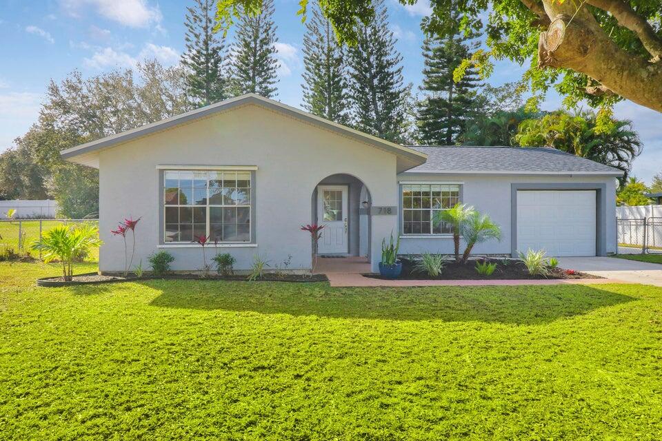 Photo of 718 SW Belmont Circle, Port Saint Lucie, FL 34953 (MLS # R11075245)