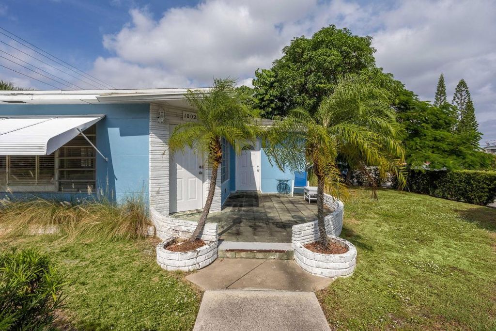 Photo of 1002 15th Avenue, Lake Worth Beach, FL 33460 (MLS # R11140376)