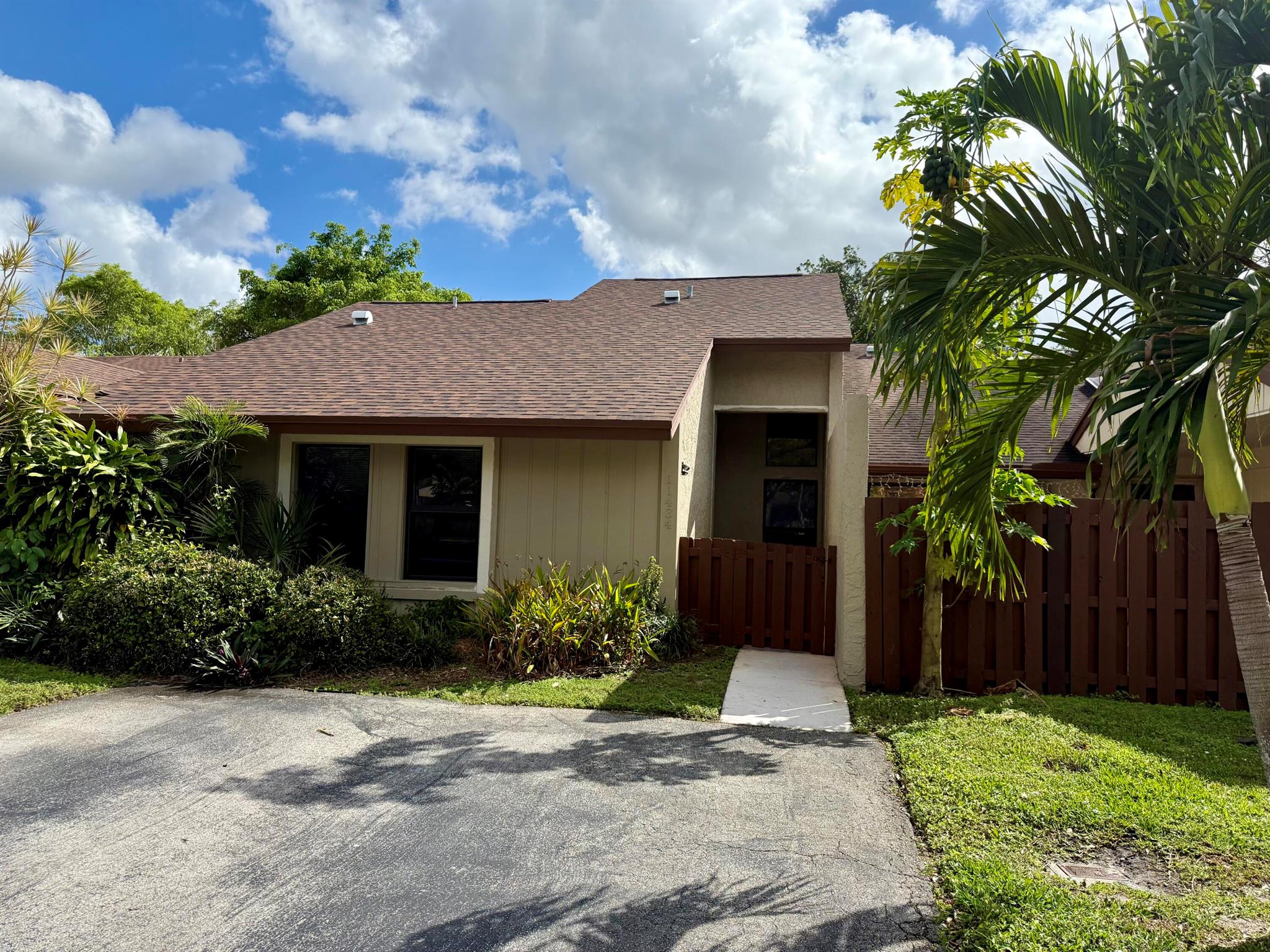 Beautifully renovated Partially Furnished or Unfurnished 3 bdrm villa. Very spacious house with volume ceilings. Open concept, New kitchen with SS appliances. Laminate floors throughout, No carpet. Large fenced patio overlooking the green space. Very nice community has a pool, playground, tennis and a beautiful lake with walking trails. A+ school district. Pet friendly.