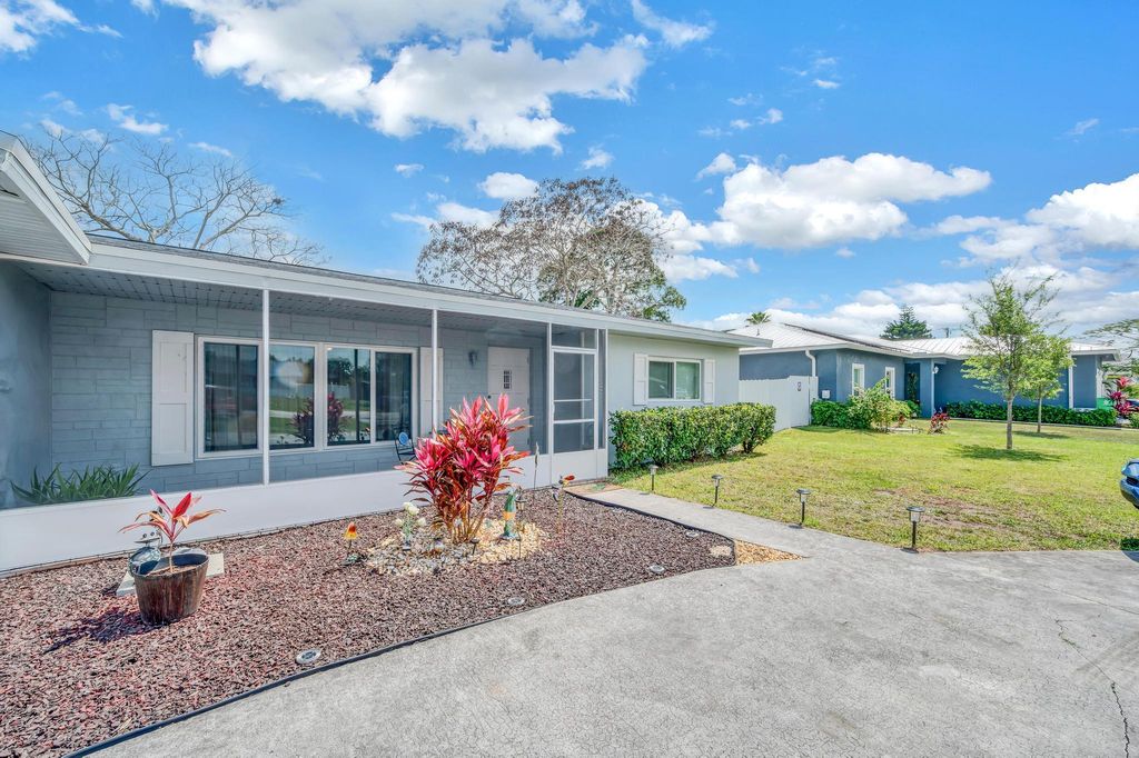 Photo of 581 SE Floresta Drive W, Port Saint Lucie, FL 34983 (MLS # R10973223)