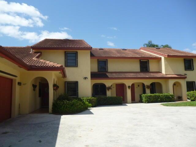 2 story lake views freshly painted . Wood floors screened patio with storage closet . Across from shopping and restaurants and a few blocks Wellington high school. Free Community laundry room for all 4 adjoining properties . NO PETS