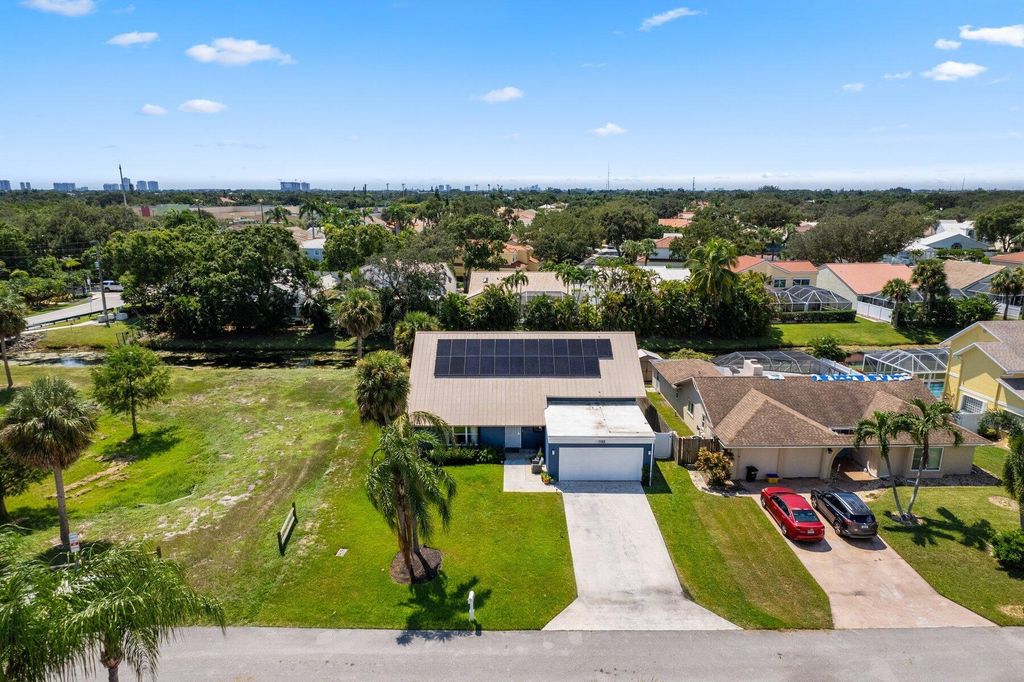 Photo of 1133 Rainwood Circle, Palm Beach Gardens, FL 33410 (MLS # R10918567)