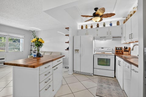 Photo of 290 Oakridge Q #290, Deerfield Beach, FL 33442 (MLS # R11165664)