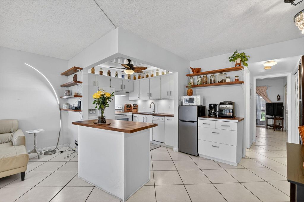 Photo of 290 Oakridge Q #290, Deerfield Beach, FL 33442 (MLS # R11165664)