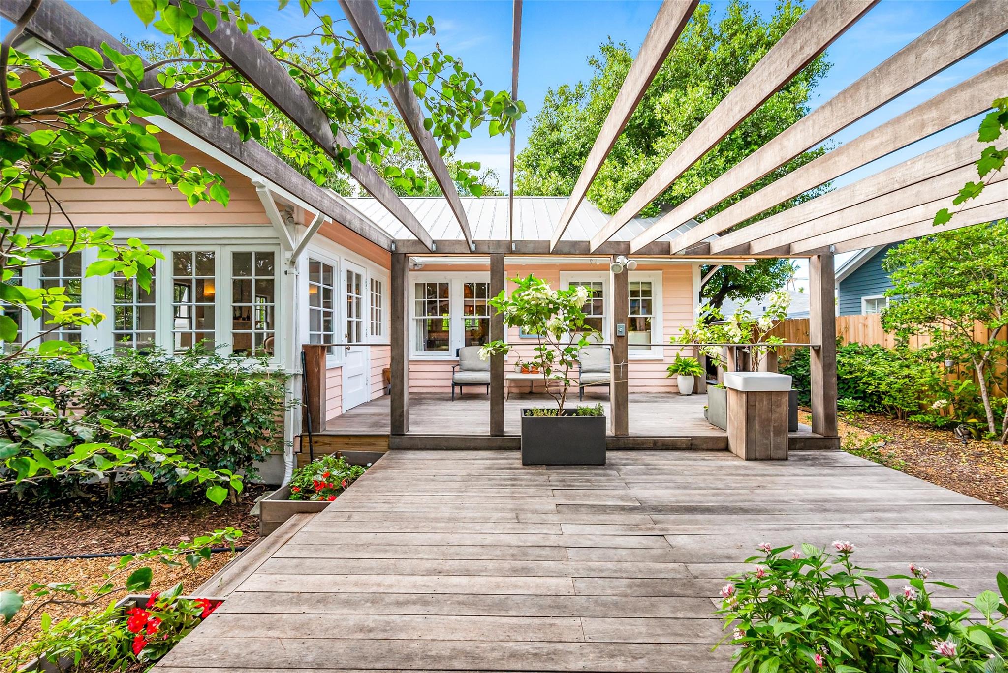 Victoria Courts 9-49 B - Residential