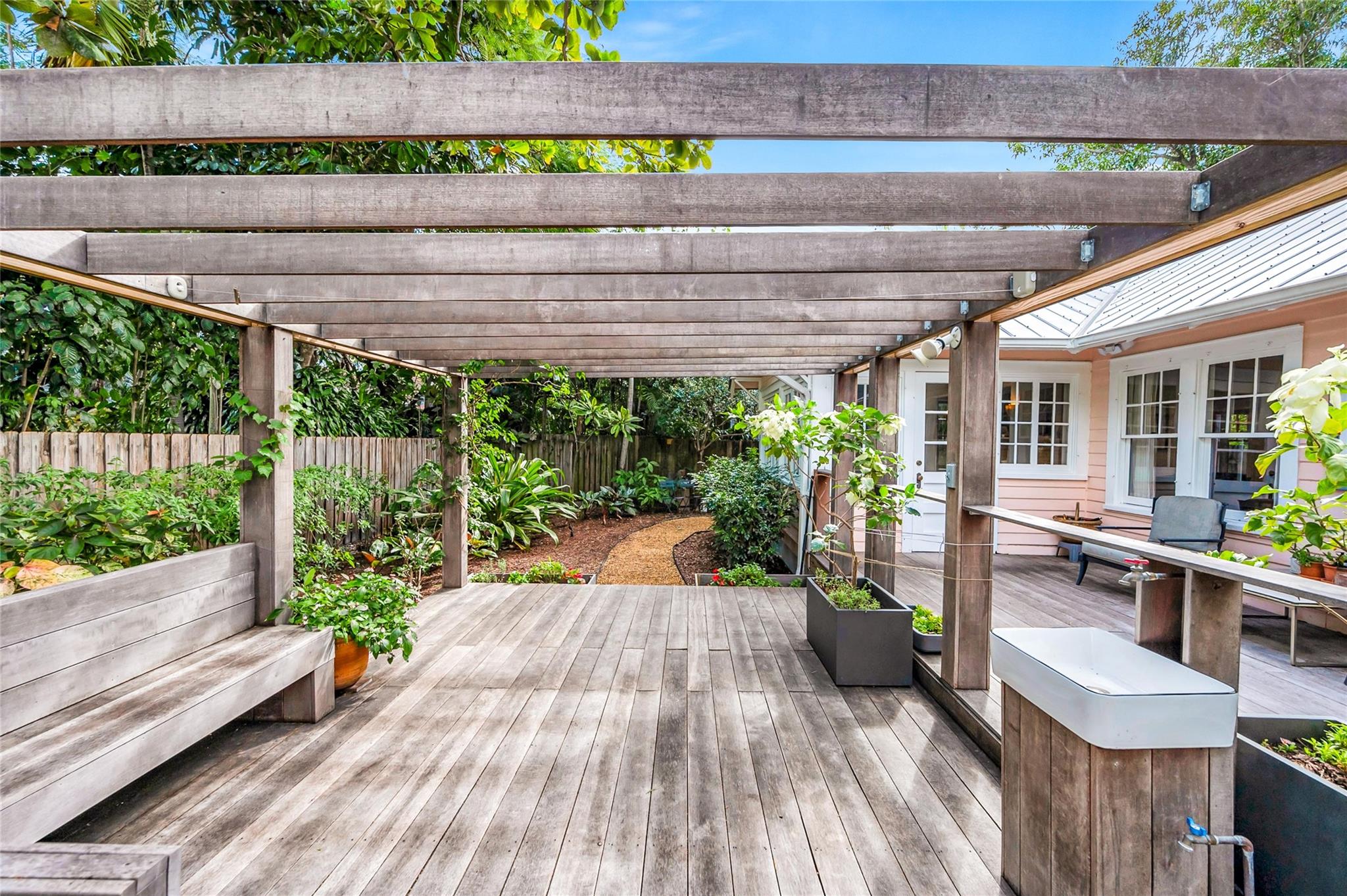 Victoria Courts 9-49 B - Residential