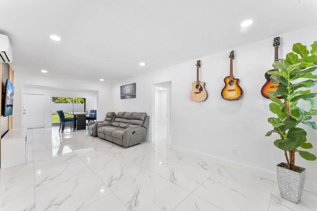 Photo of 822 S C Street, Lake Worth Beach, FL 33460 (MLS # B26018574)