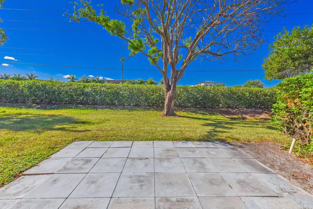 Photo of 13984 Via Flora #C, Delray Beach, FL 33484 (MLS # R11133550)