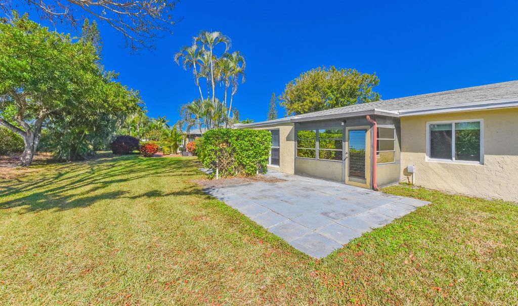 Photo of 13984 Via Flora #C, Delray Beach, FL 33484 (MLS # R11133550)