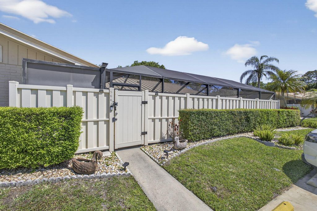 Photo of 5662 Golden Eagle Circle, Palm Beach Gardens, FL 33418 (MLS # B26007748)