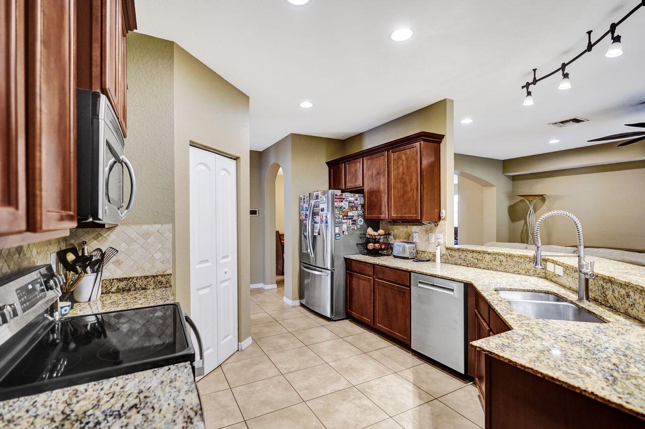 LYONS RANCHES - Residential Lease