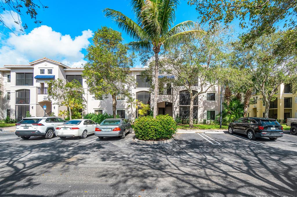 Beautiful 1/1 on the first floor in gated San Matera. Spacious master bedroom features a walk in closet and bathroom features a roman tub. Full size washer and dryer in unit. New Laminated floors throughout the unit.Community club house features tennis courts, spa/pool, sauna/steam room, exercise room complete with racquet ball court, billiards room, and a large multi-purpose room with a kitchen that is available for private use. Centrally located near Gardens Mall, Whole Foods, many restaurants and close to 95.