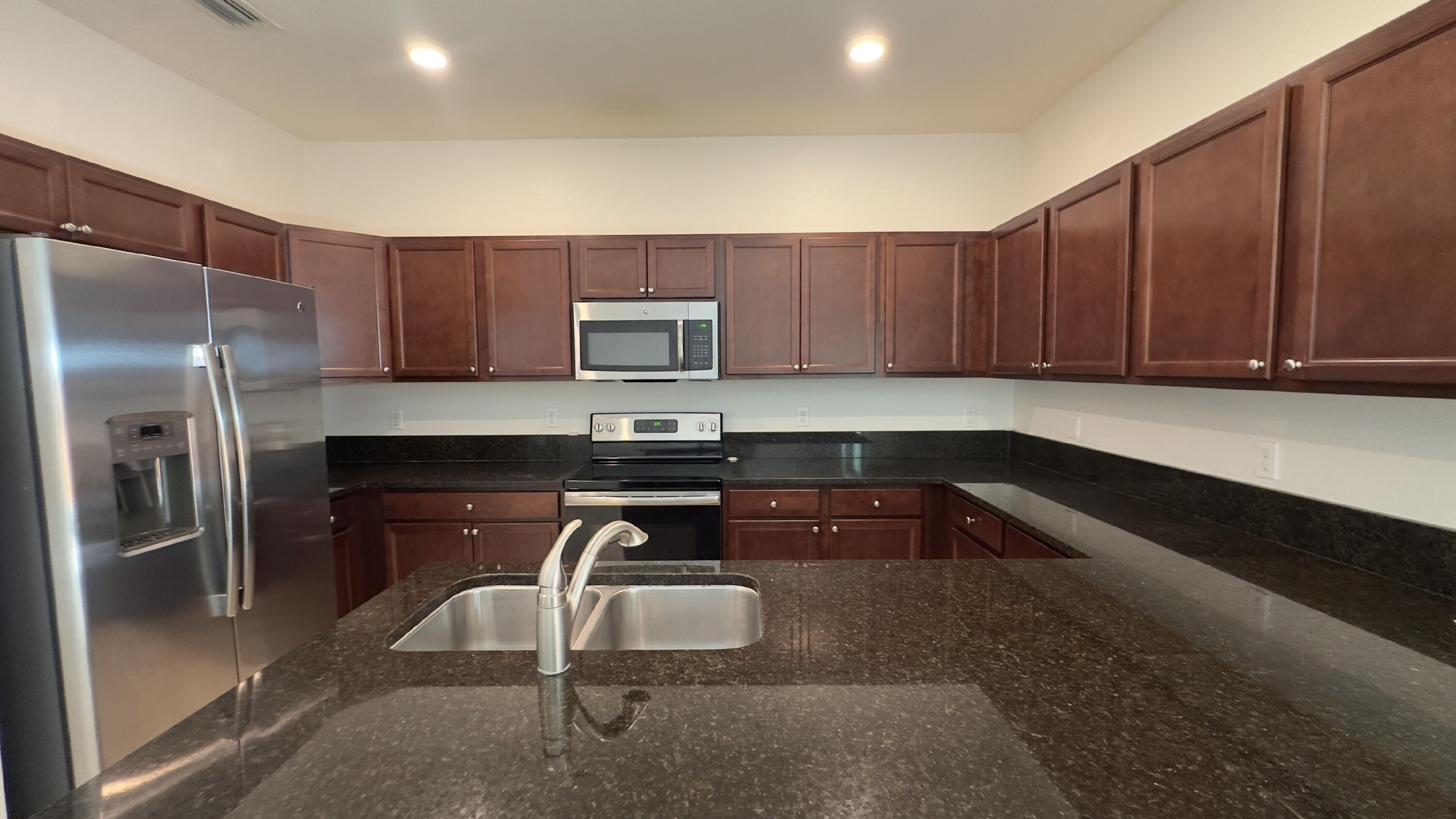 CHARLESTON COMMONS 2 - Residential Lease