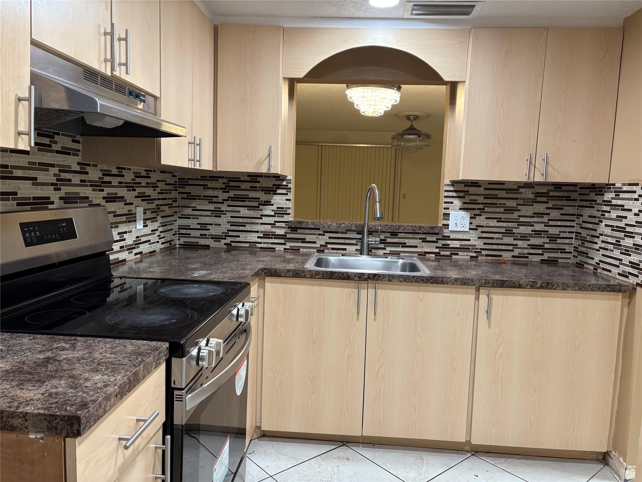 PARK PLAZA TOWNHOUSE COND - Residential Lease