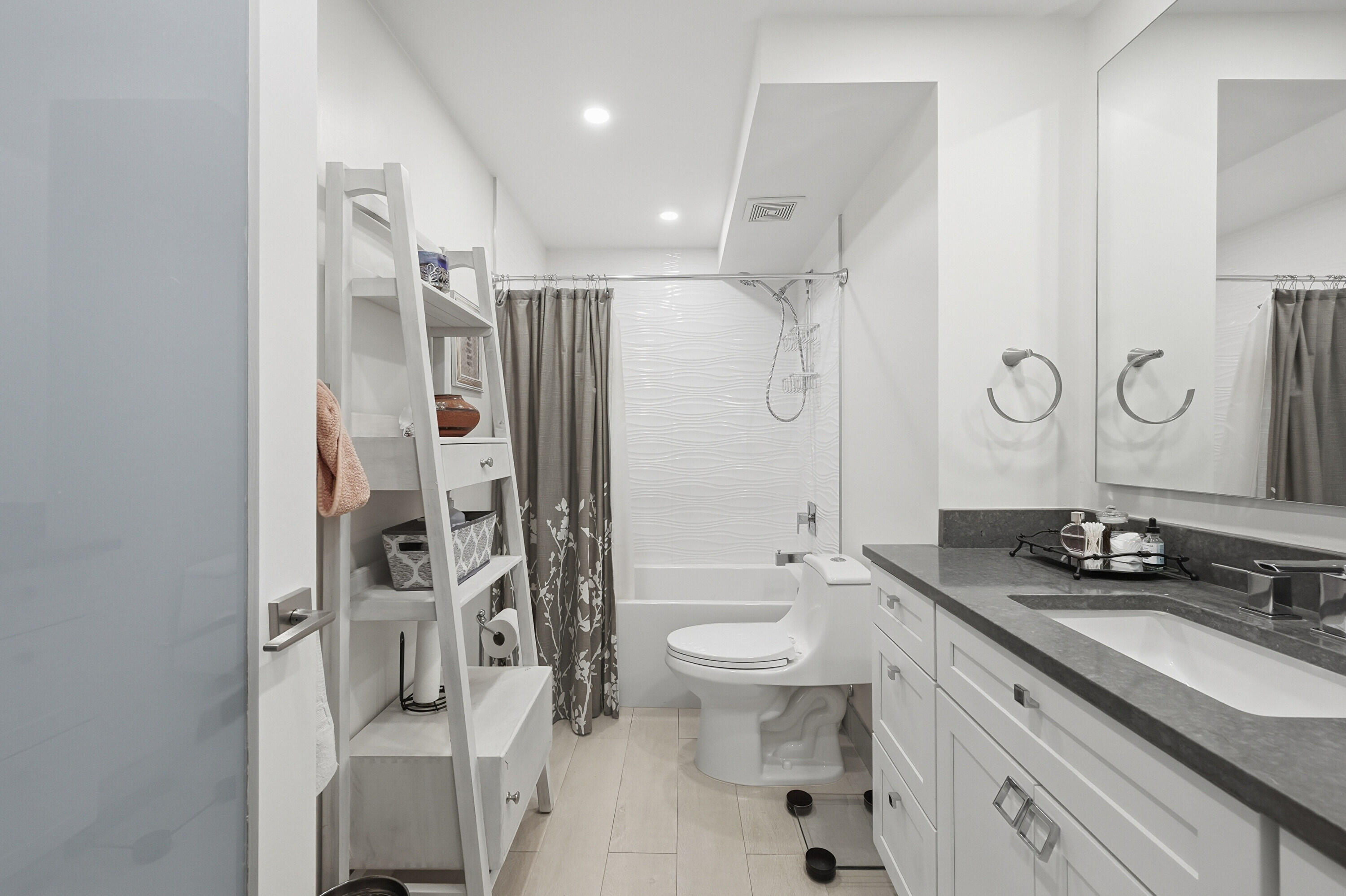 ROYAL MARINER CONDO - Residential
