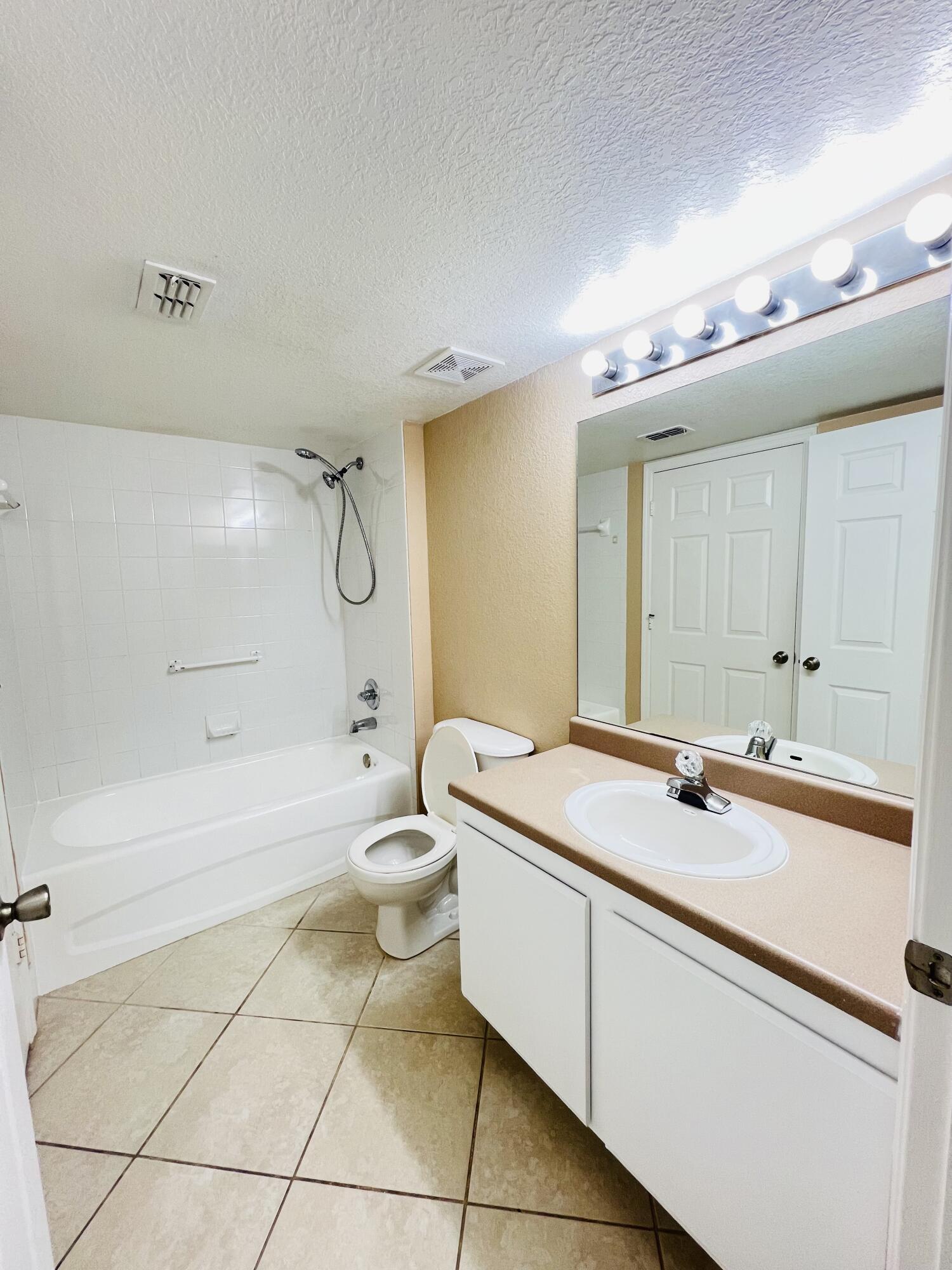 THE CLUB AT ST LUCIE WEST, A CONDOMINIUM - Residential Lease