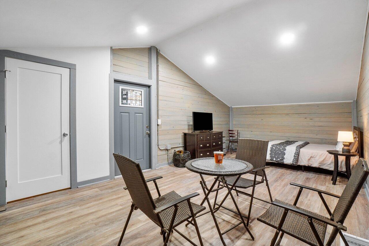 RUSTIC RANCHES - Residential