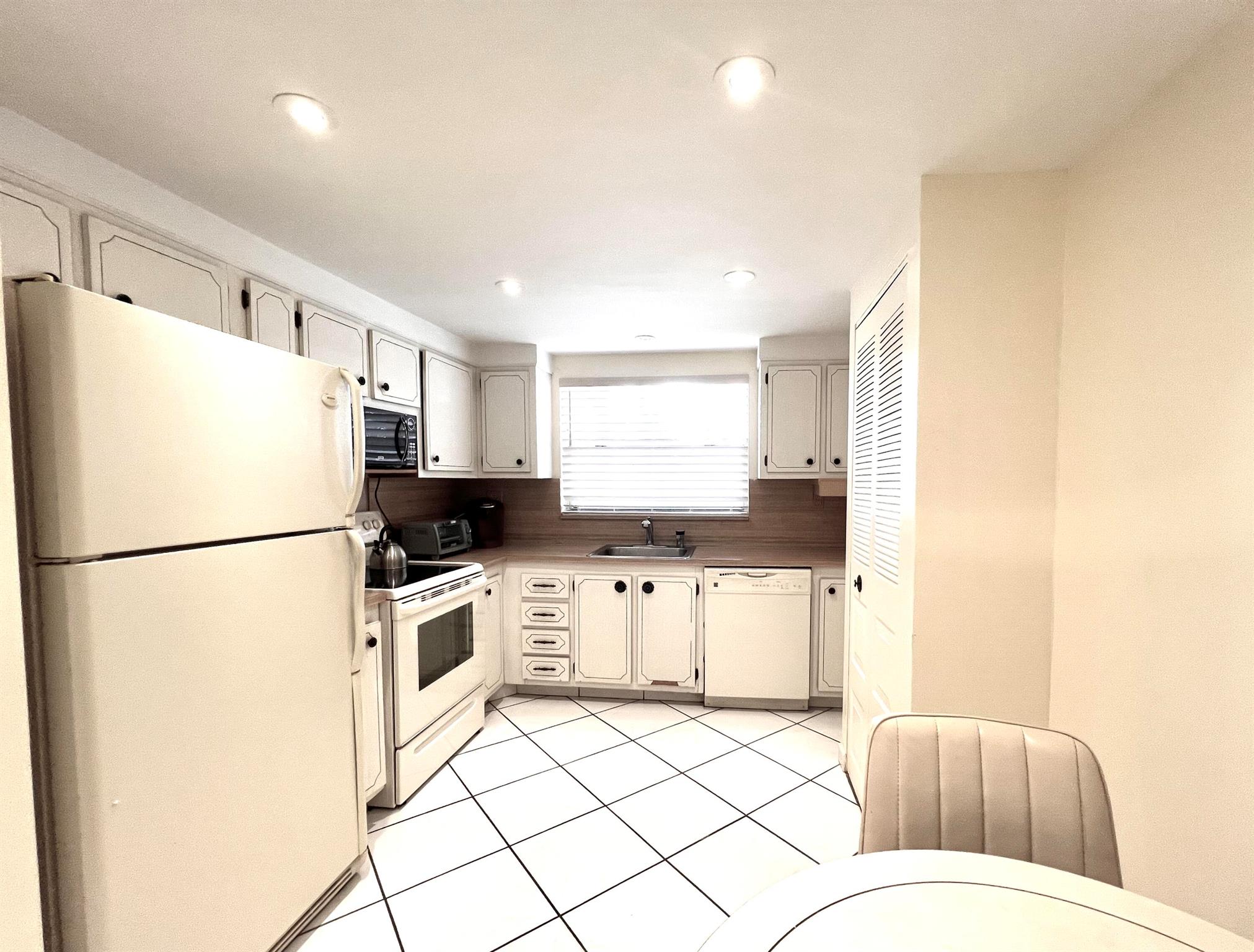 SUNRISE LAKES - Residential