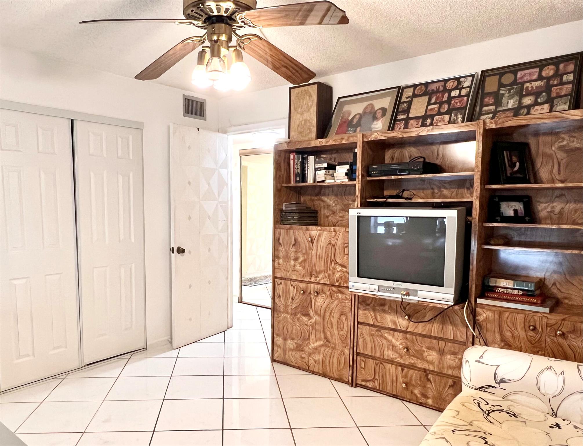 SUNRISE LAKES - Residential