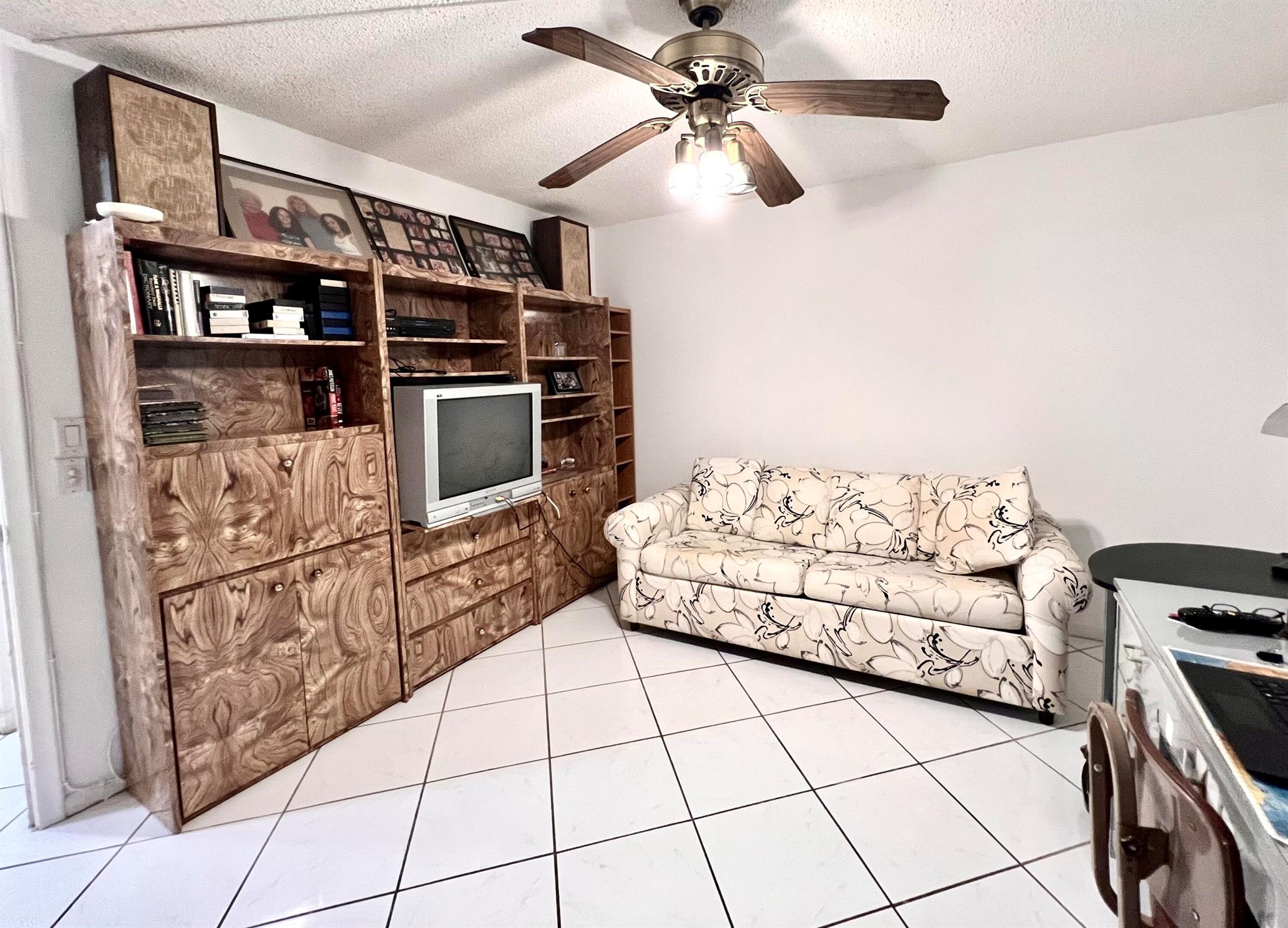 SUNRISE LAKES - Residential