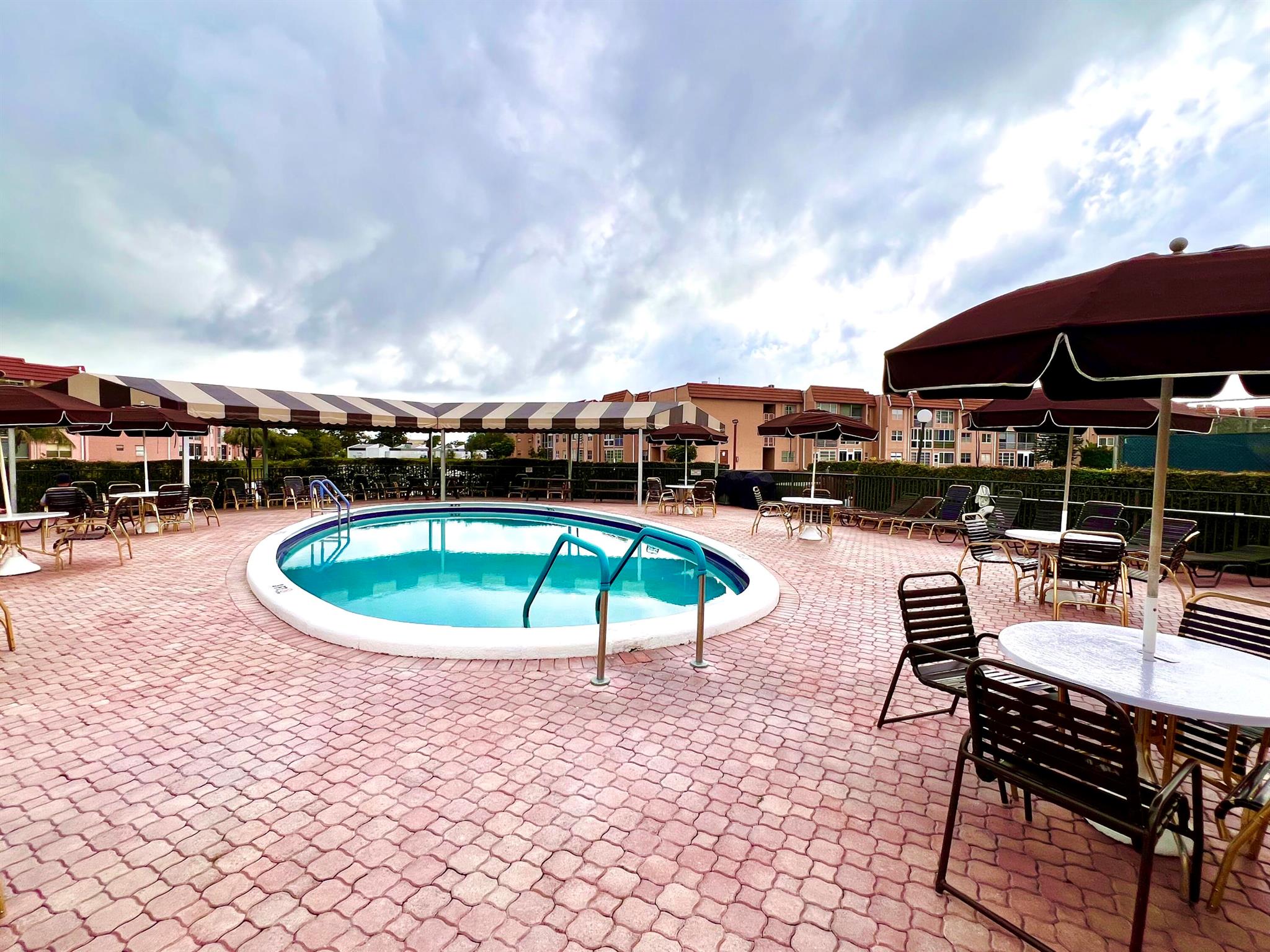 SUNRISE LAKES - Residential