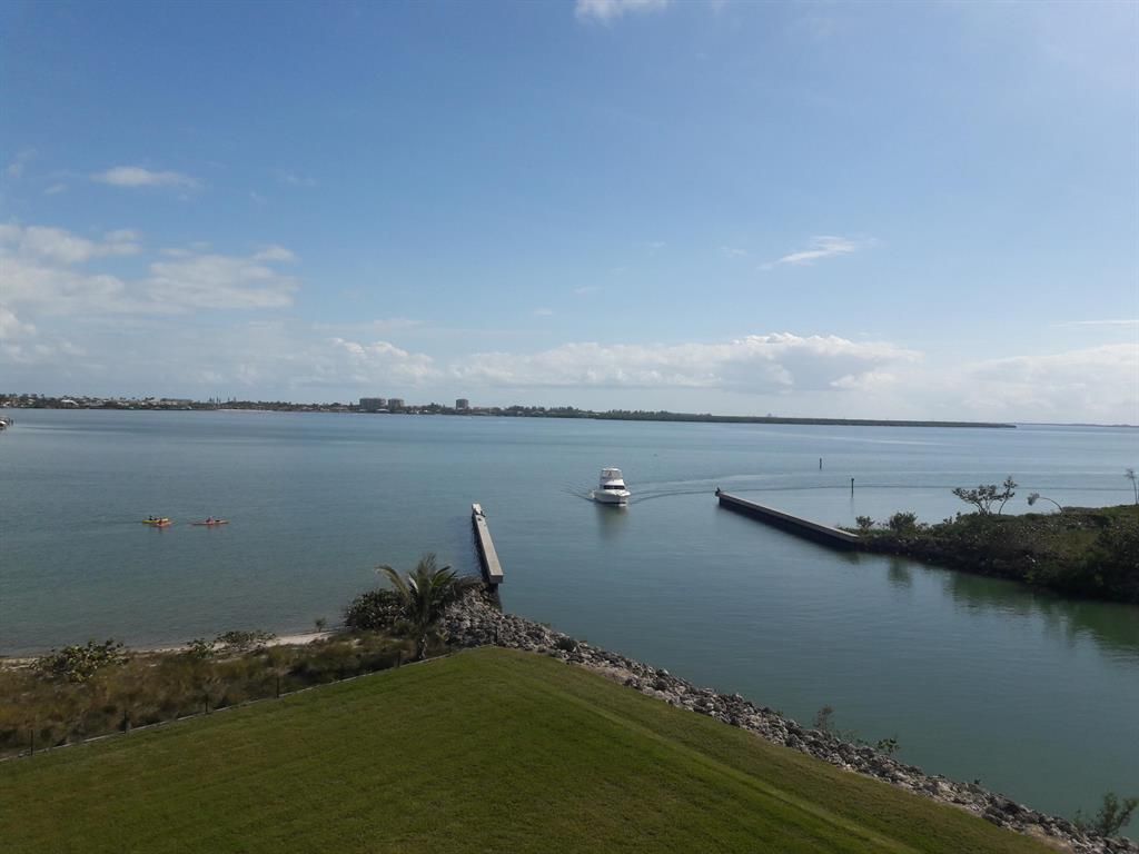 Photo of 4 Harbour Isle Drive Dr E #Ph04, Fort Pierce, FL 34949 (MLS # R10708170)