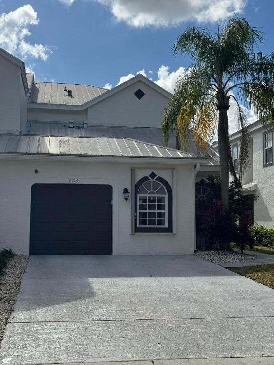 Located directly in the middle of the lake on Pelican Drive. Expansive waterfront view. Beautifully and fully furnished. Completely remodeled recently. In top condition.
Owner is open to a shorter lease term for increased monthly rent