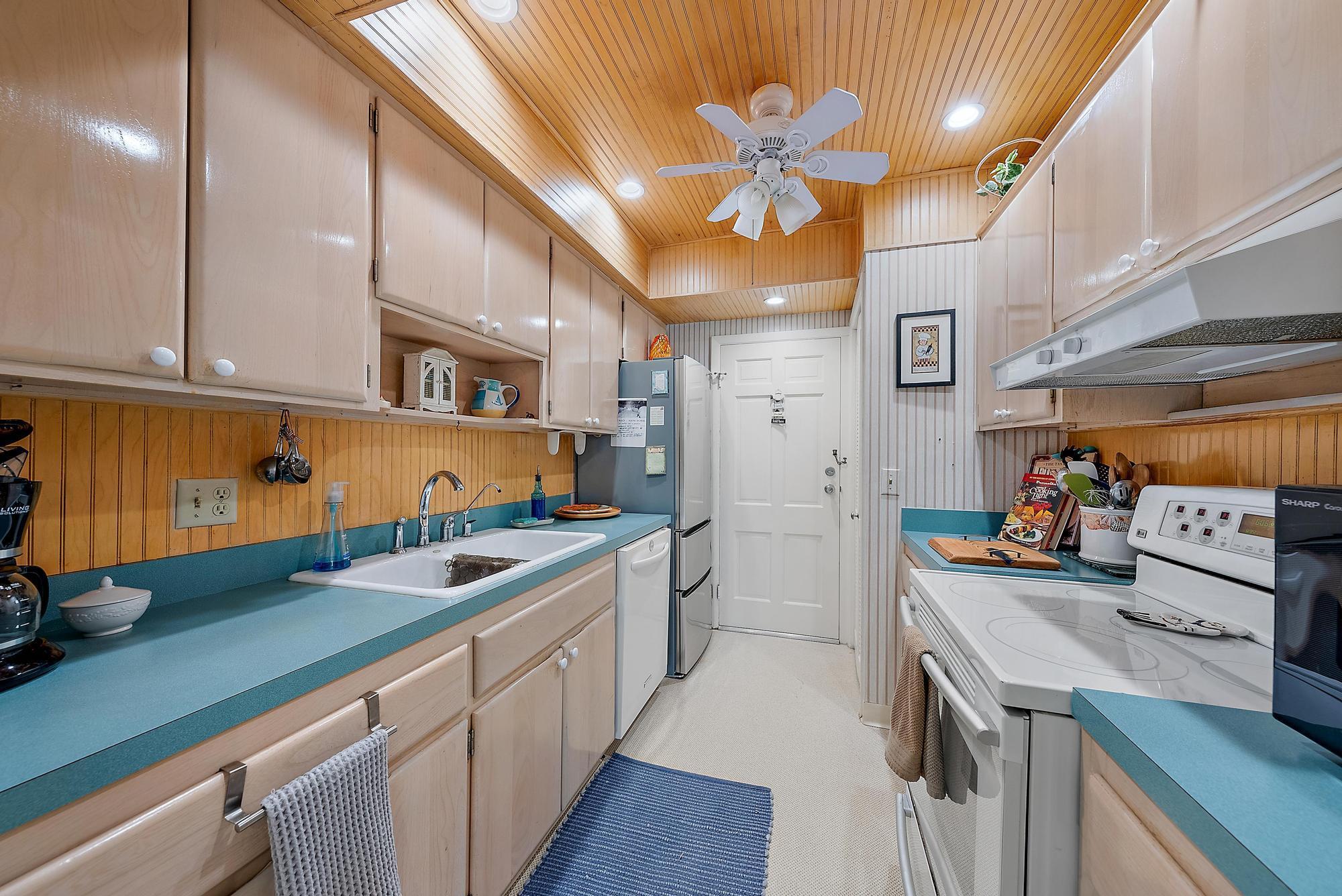 CARRIAGE HOUSE CONDO - Residential Lease