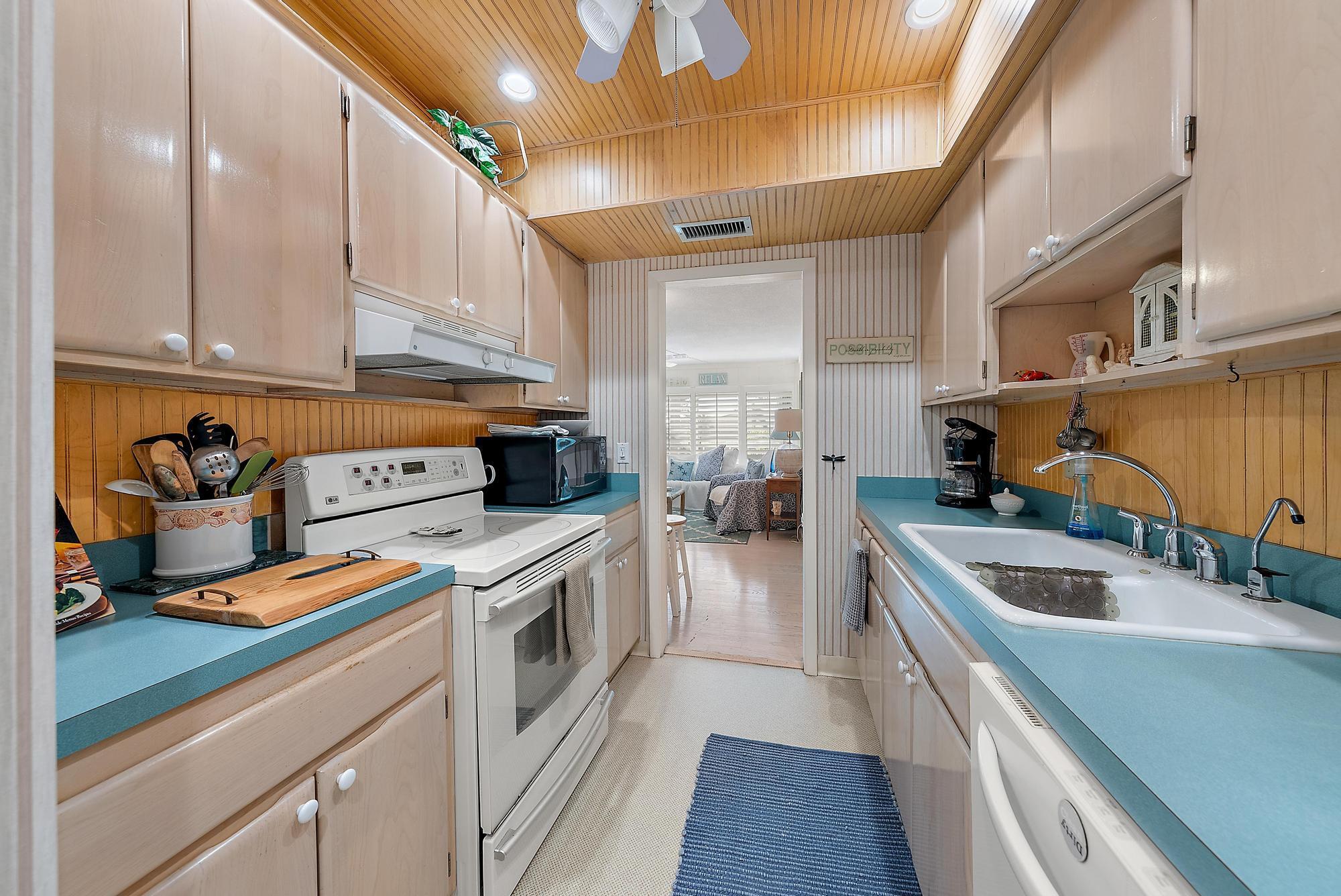 CARRIAGE HOUSE CONDO - Residential Lease