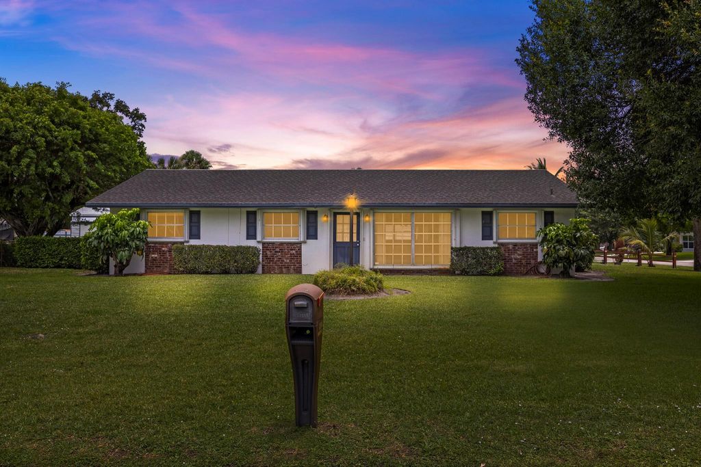 Photo of 5557 S Shadyside Circle, West Palm Beach, FL 33415 (MLS # R11097782)