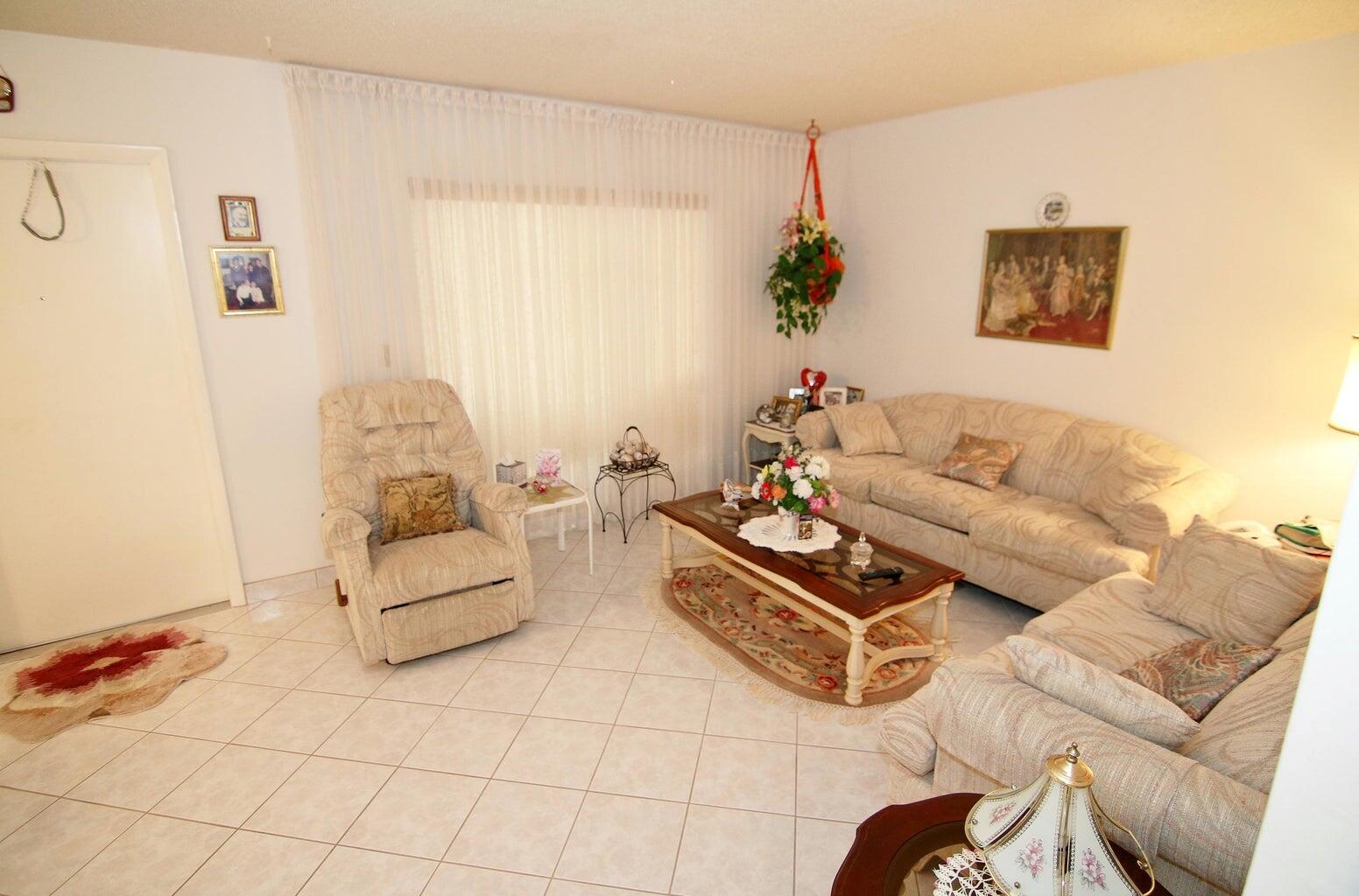 Spacious 2 bedroom 1 and a 1/2 bathroom layout. Tiled Floorings, Low HOA. ''WASHER/DRYER'' in Unit, Very well taken care of. Bicycle to Downtown Lake Worth and the Beaches. Tenant Occupied. Come take a look you will be impressed. Custom furniture with accessories are negotiable.