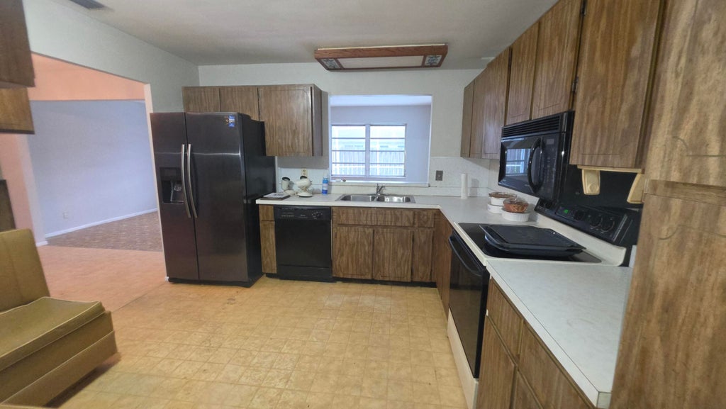 Photo of 1033 SW 25TH Place, Boynton Beach, FL 33426 (MLS # B26093018)