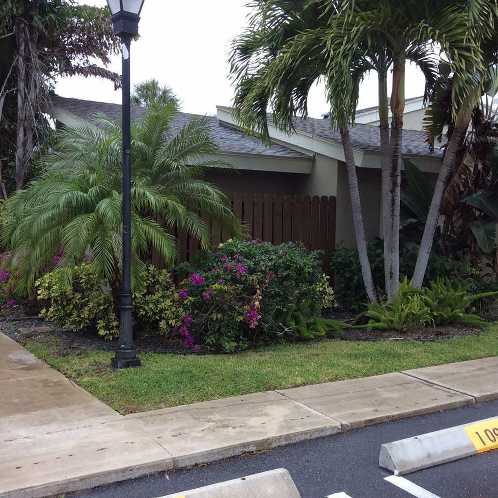 Photo of 13 Meadows Drive #13, Boynton Beach, FL 33436 (MLS # R11042134)