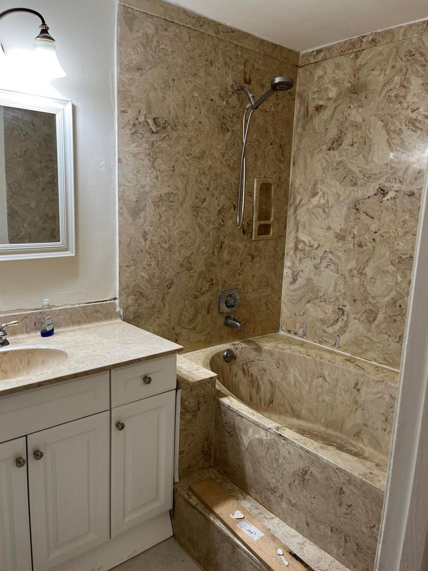 Beautiful upgraded 2 /2 condo with split floor plan on the 1st floor. Private entrance to the unit. upgraded bathroom, kitchen, and freshly painted. perfect location east to I-95 near the beaches and shopping. Great community with a lot of amenities, pool, picnic area, tennis court and clubhouse.