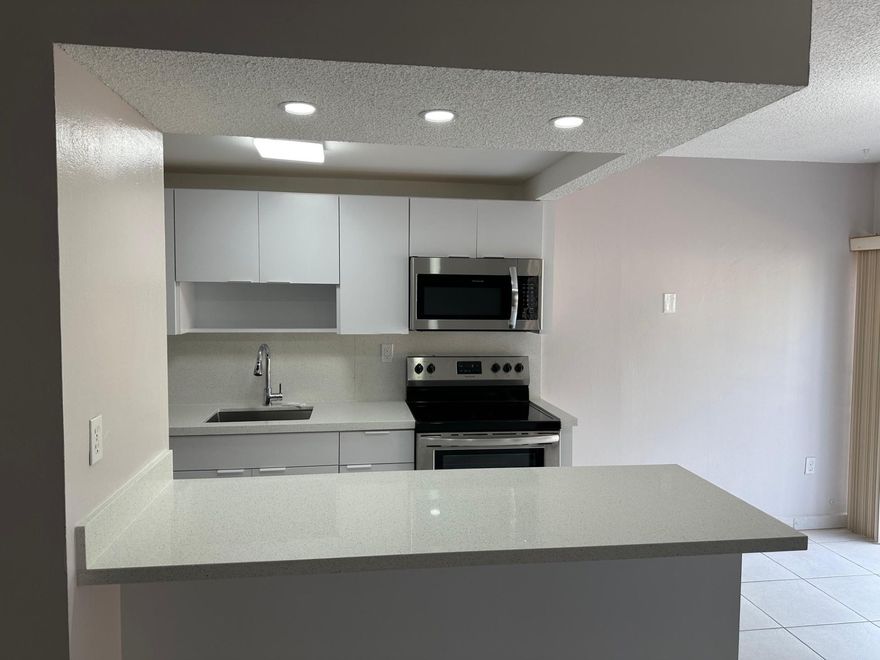 Completly remodeled condo close to FIU and major shoppig stores and restaurants. Washer and dryer inside unit. First foor unit.