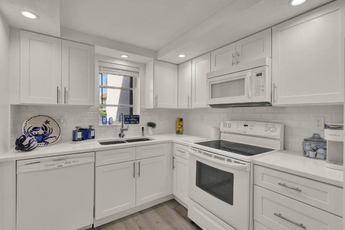 VILLA DEL SOL CONDOMINIUM - Residential