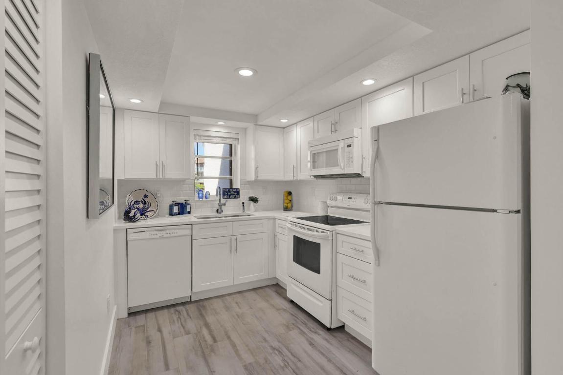 VILLA DEL SOL CONDOMINIUM - Residential