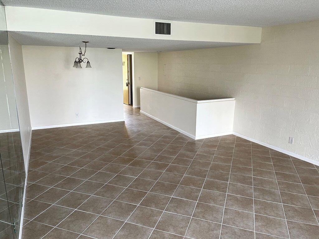 2828 Tennis Club Drive 207