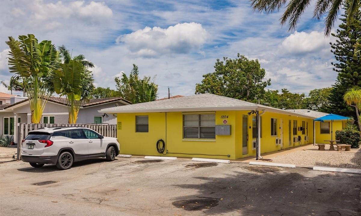 1204 NE 17th Way