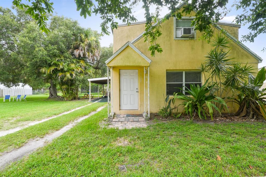 Photo of 3107 S 22nd Street, Fort Pierce, FL 34982 (MLS # R10728466)
