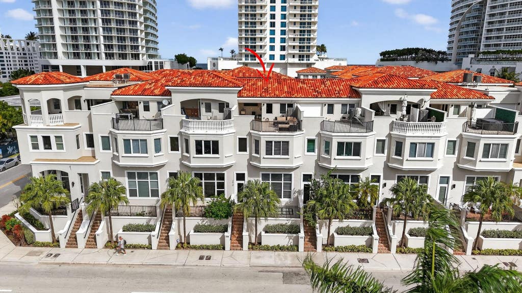 Photo of 508 N Birch Road #508, Fort Lauderdale, FL 33304 (MLS # F10556477)