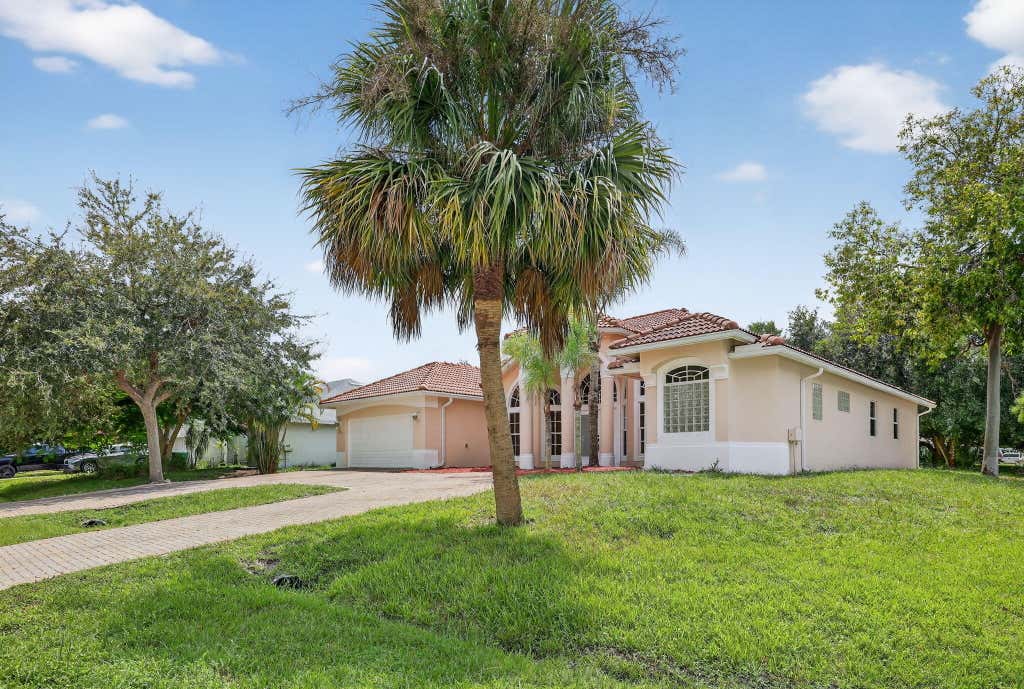Photo of 392 SW Kane Avenue, Port Saint Lucie, FL 34953 (MLS # R11122428)