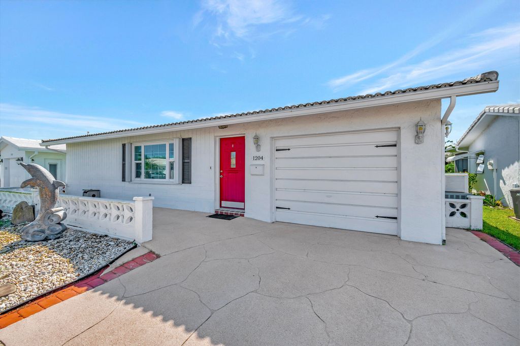 Photo of 1204 SW 20th Avenue, Boynton Beach, FL 33426 (MLS # R10937571)